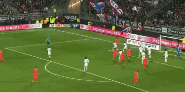 青训小将破门后被队友高高举起