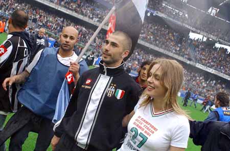 丢四个还能赢！曼城上次在联赛做到还是1957年5-4谢周三（丢四球照样赢！曼城联赛上次做到还要追溯至1957年5-4击败谢周三）