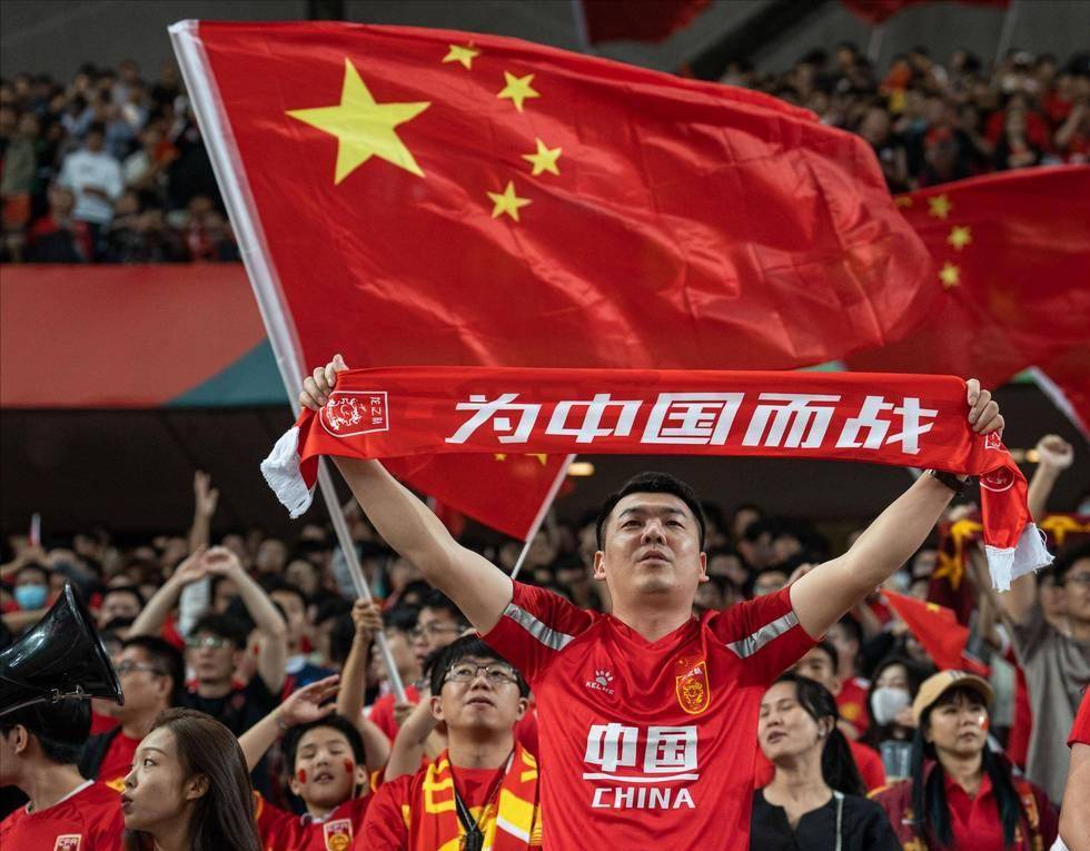 被球迷喷得退出国家队的吴曦，其实是郑智后最强后腰，场上也很拼（因球迷质疑一度退出国足的吴曦，其实是郑智之后最强后腰，场上拼劲十足）