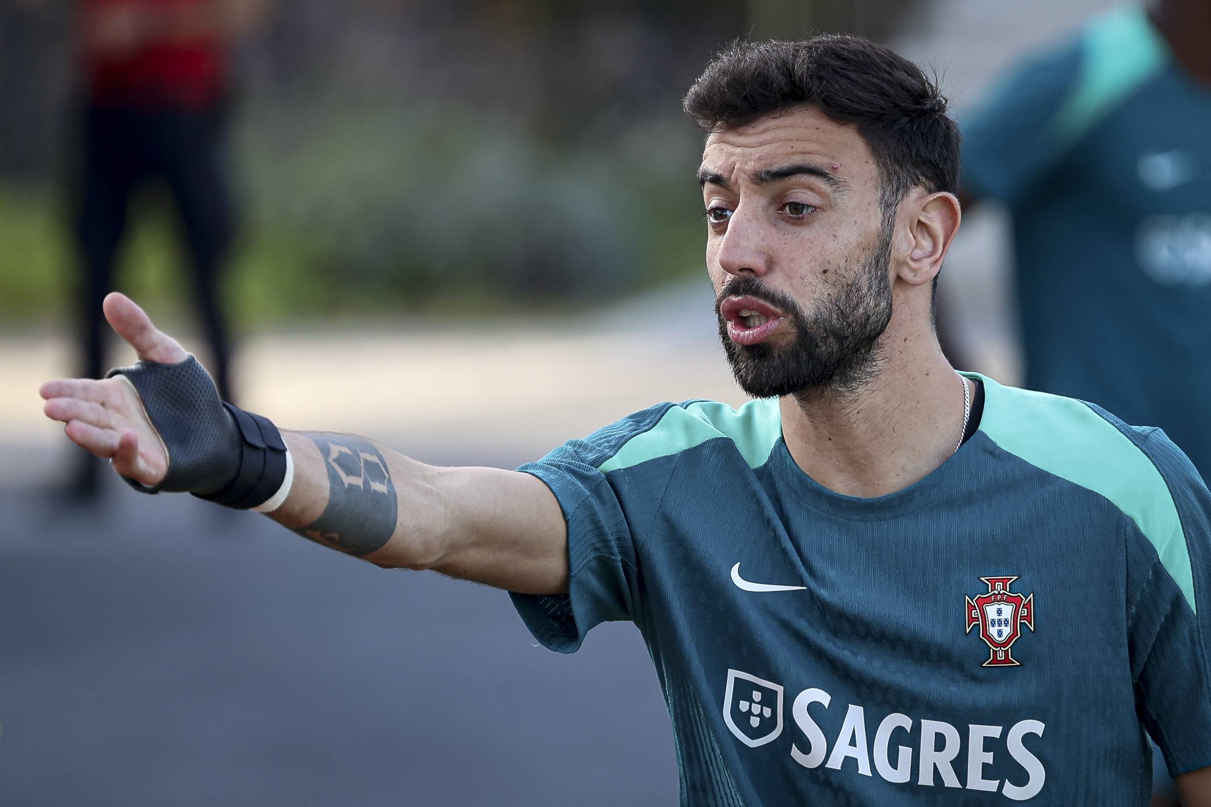 英媒：曼联对多特边锋阿德耶米感兴趣，但球员倾向于加盟阿森纳（英媒称曼联相中多特翼锋阿德耶米，球员更青睐投奔阿森纳）