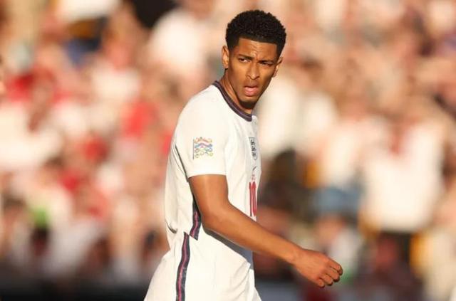 NBA新秀观察：状元秀首战亮眼,（NBA新秀追踪：状元首秀大放异彩）