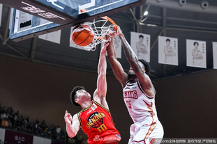 世体：费尔明参加慈善，支持家乡医院儿童娱乐空间揭幕仪式（世体：费尔明出席公益活动，见证家乡医院儿童娱乐空间揭幕）