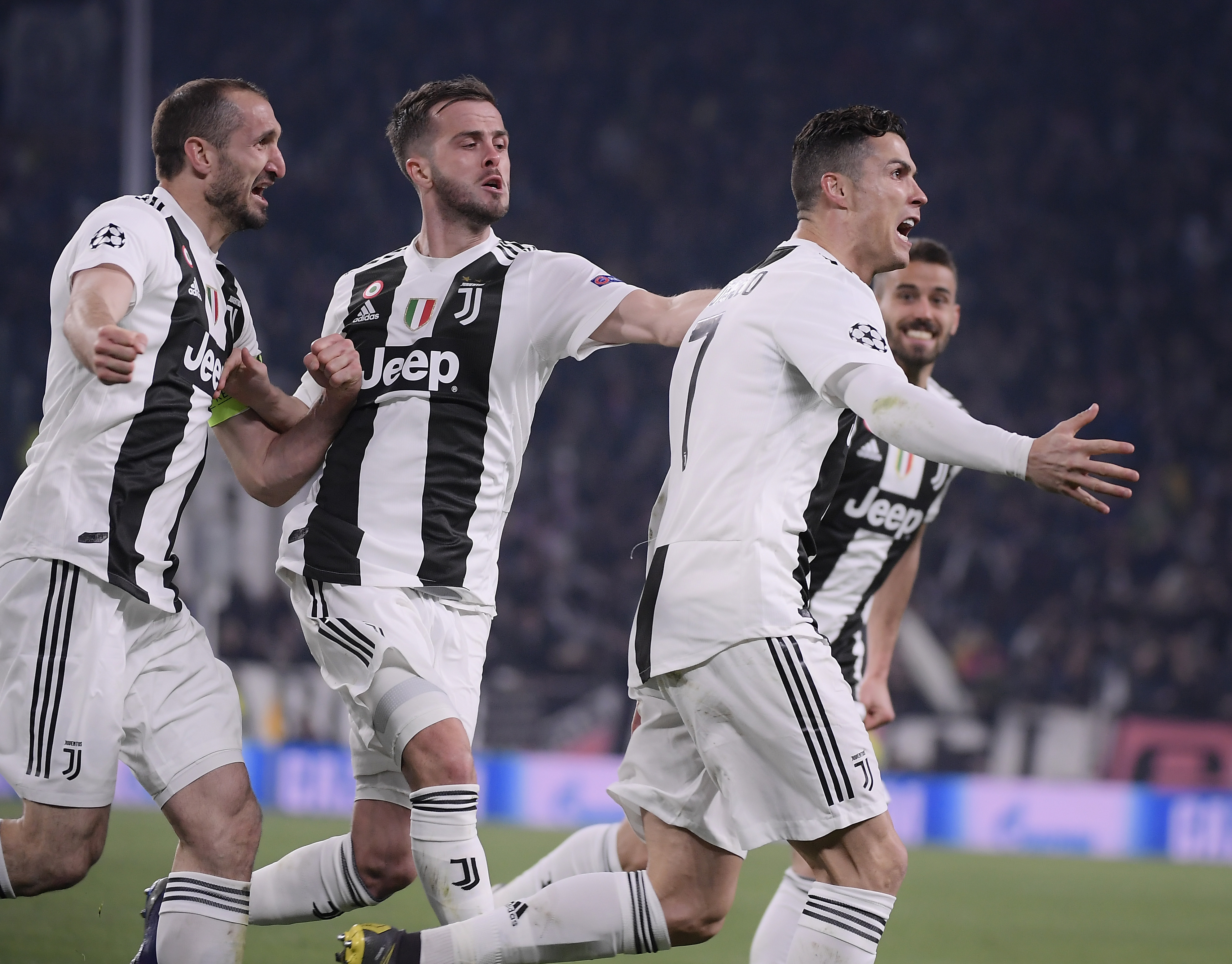 践行三亿人上冰雪 “冰超”联赛火爆进行中冰超联赛冰雪体育（助力三亿人上冰雪，冰超联赛火热进行中）